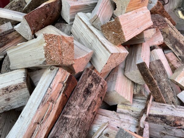 Trockenes Brennholz in großen Mengen